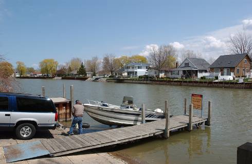 An SUV is backing in near the lake to launch a power boat into the water. Photo: Todd Marsee, Michigan Sea Grant