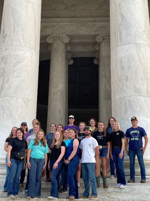 4-H members and MSU students visit the Jefferson Memorial