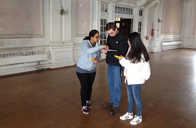 Image of students using construction materials at Belle Isle.