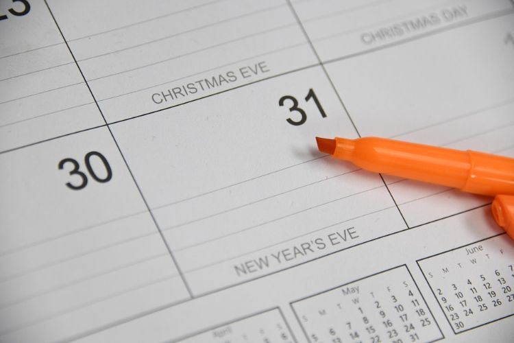 A photo of a highlighter pointing at the date December 31 on a calendar.