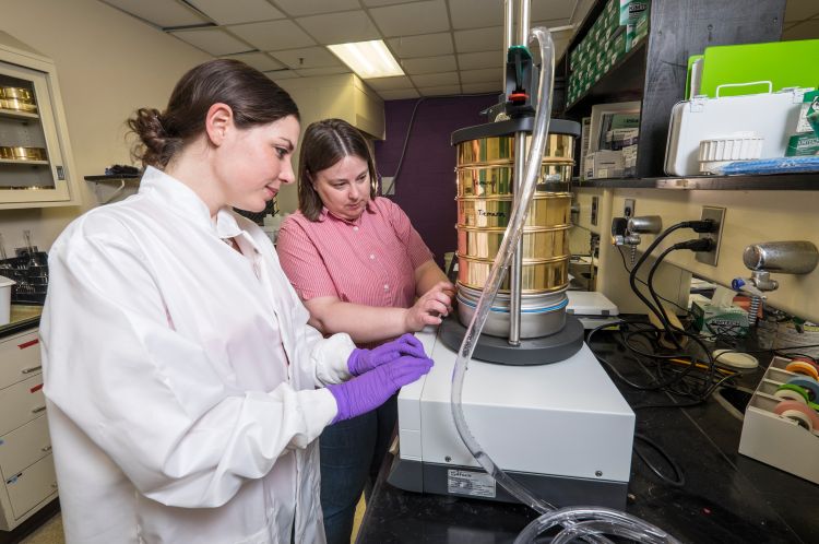 Lisa Tiemann (right) with a student.