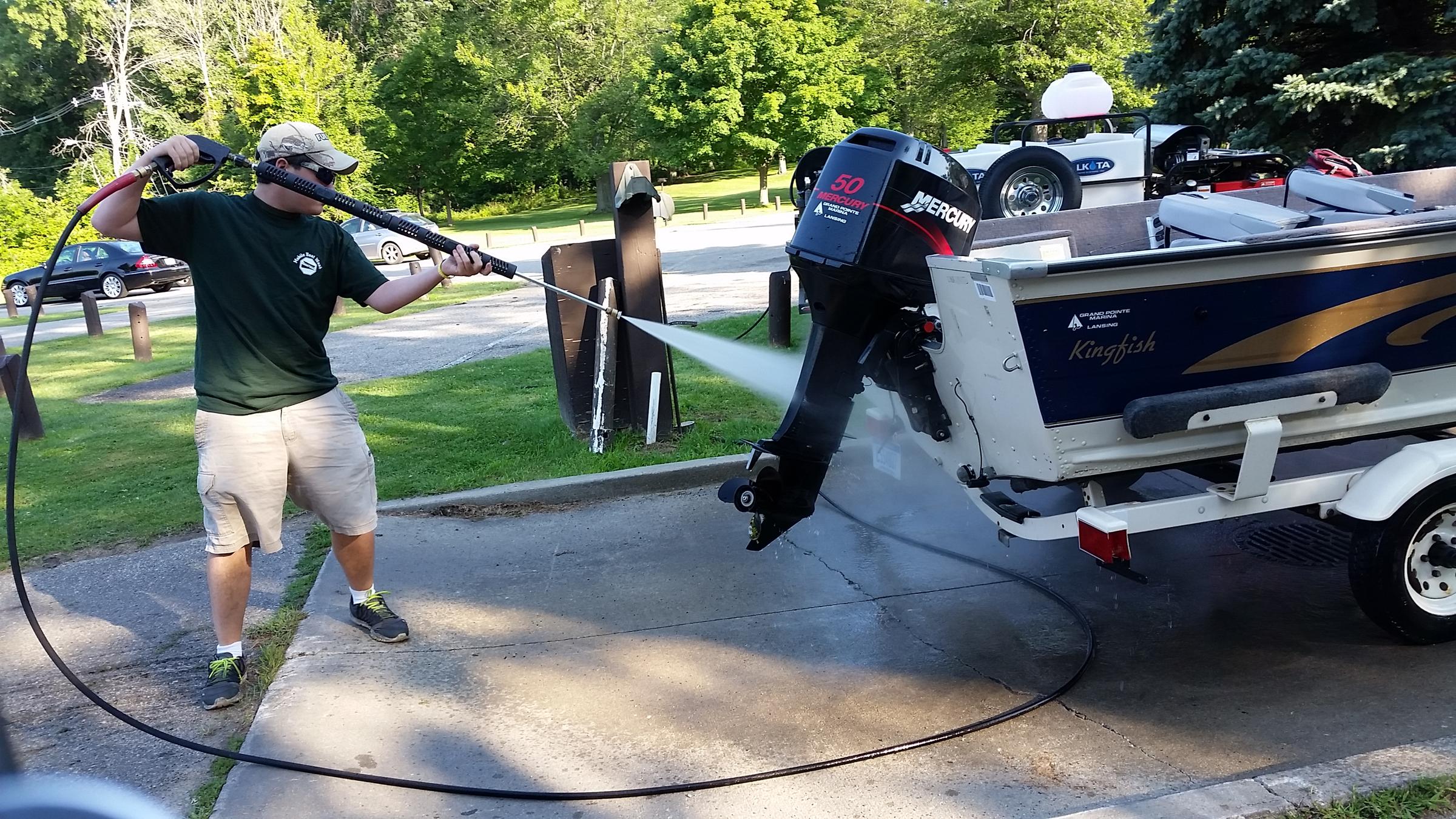 Michael_guthard_sprays_down_mark_stevens__boat._1_RWilliams.jpg