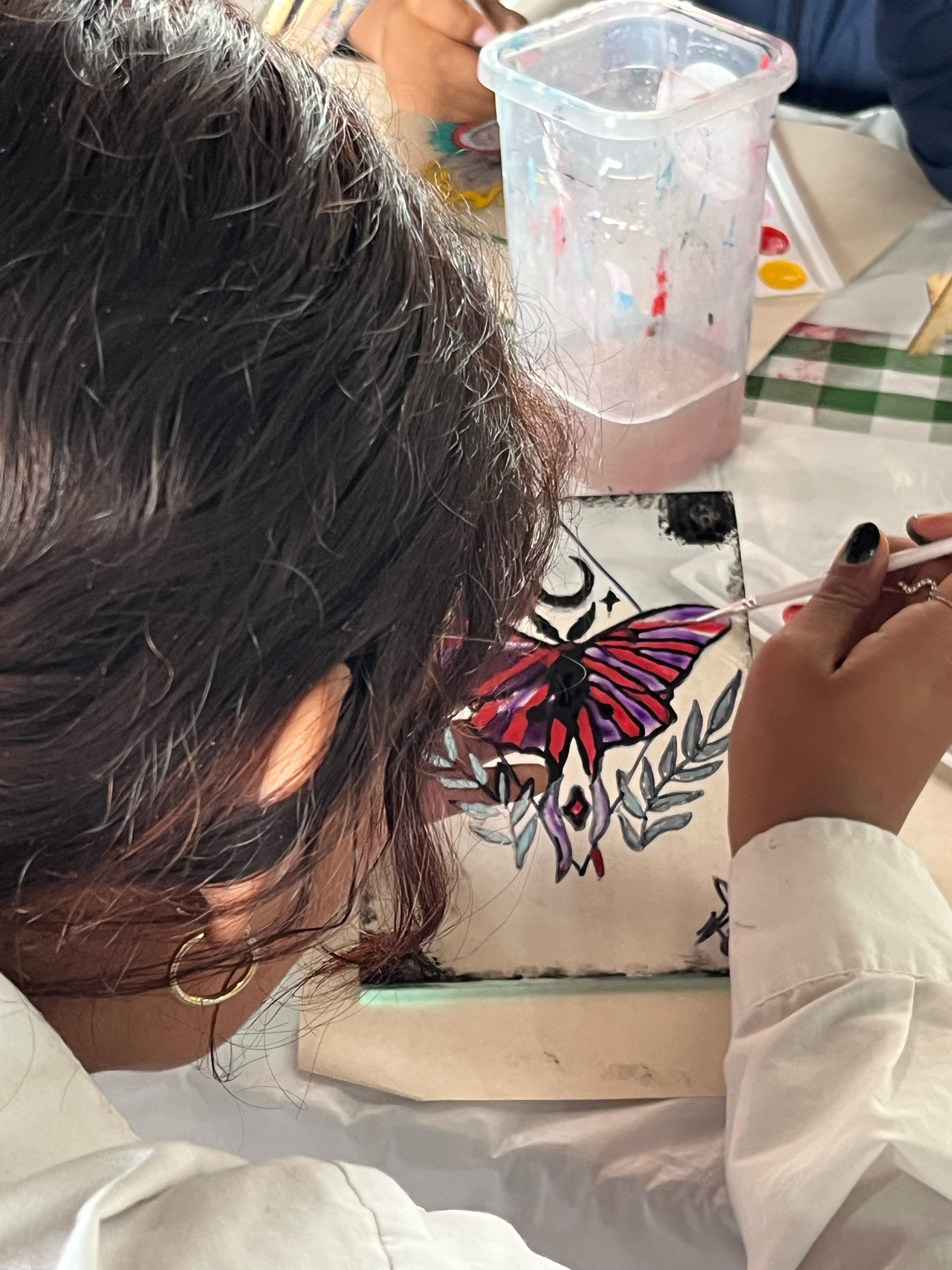 j&oacute;venes realizando un proyecto art&iacute;stico