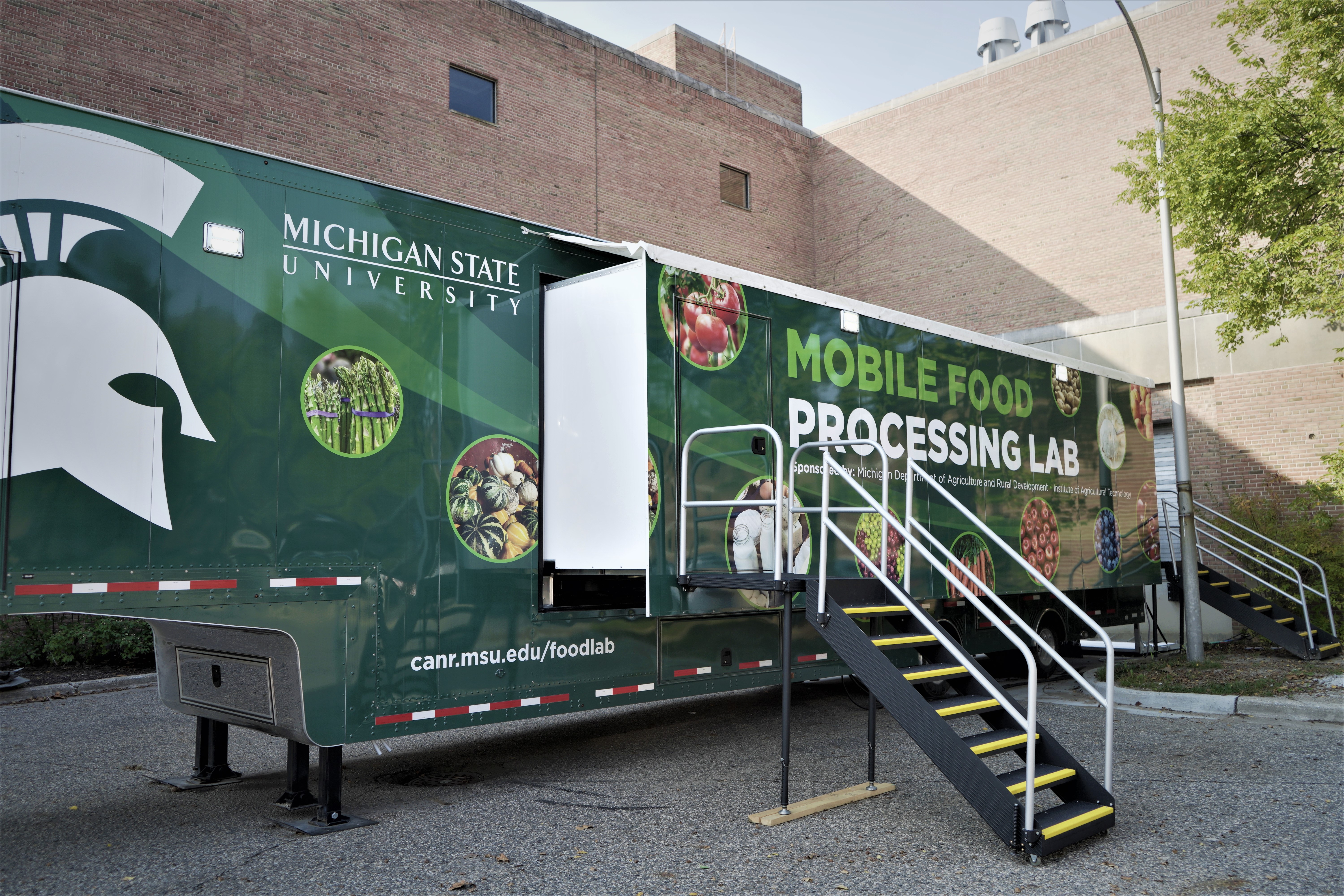 Food-processing-moible-lab-on-MSU-campus