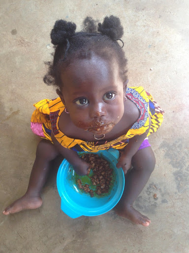 girl_eating_beans