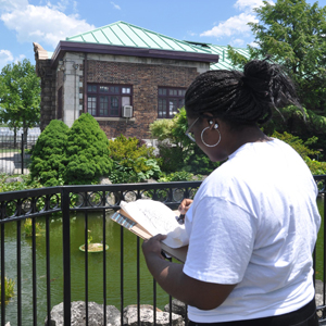 Stephanie skeching at Belle Isle Park