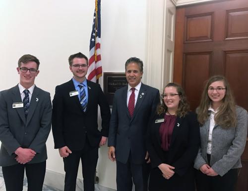 4-H members and Mike Bishop