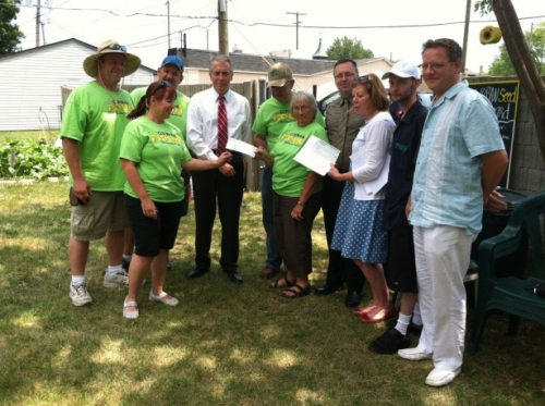 Community supports mini vegetable gardens. 